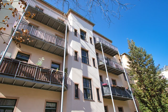 Altbau mit großzügigen Balkonen