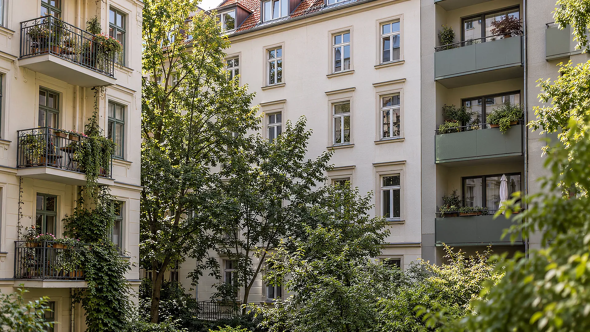 Wohnfassaden und begrünter Innenhof
