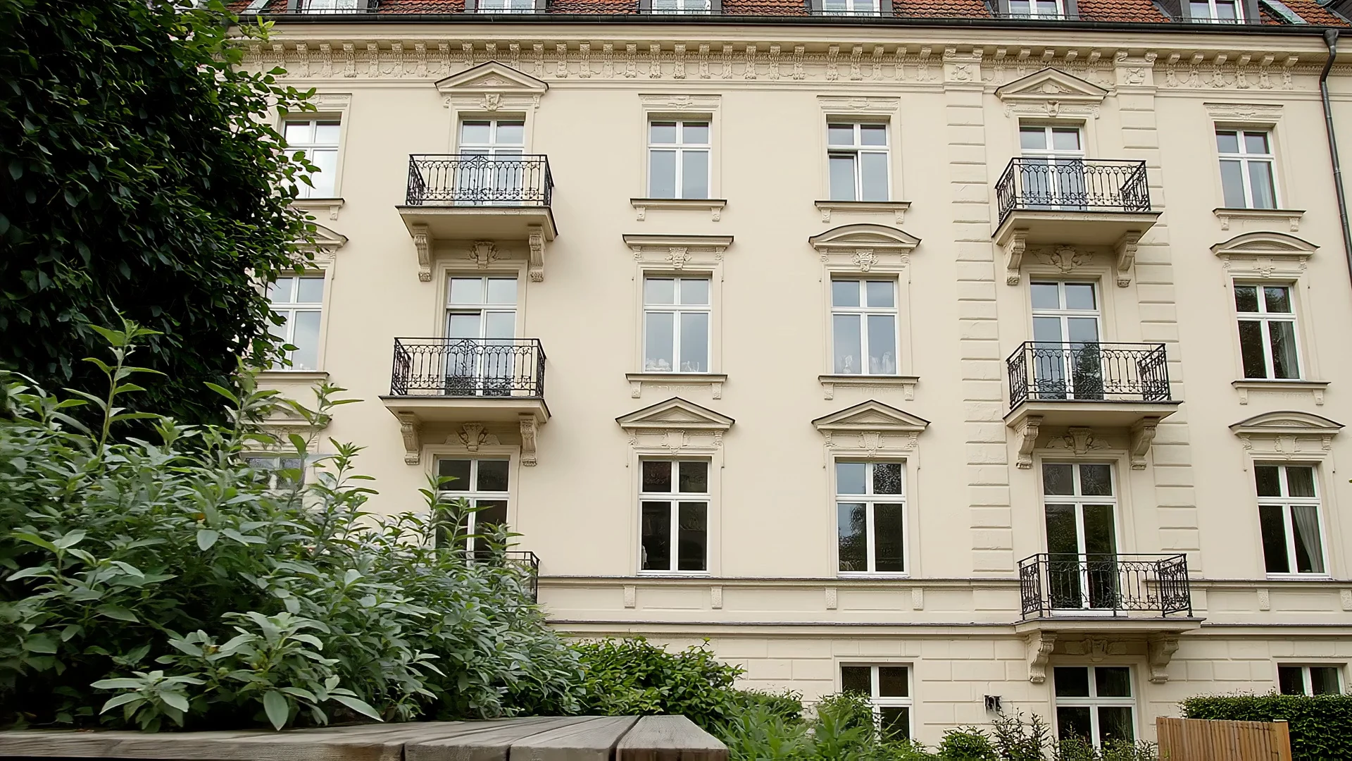 Helle, charaktervolle Altbaufassade in Dresden