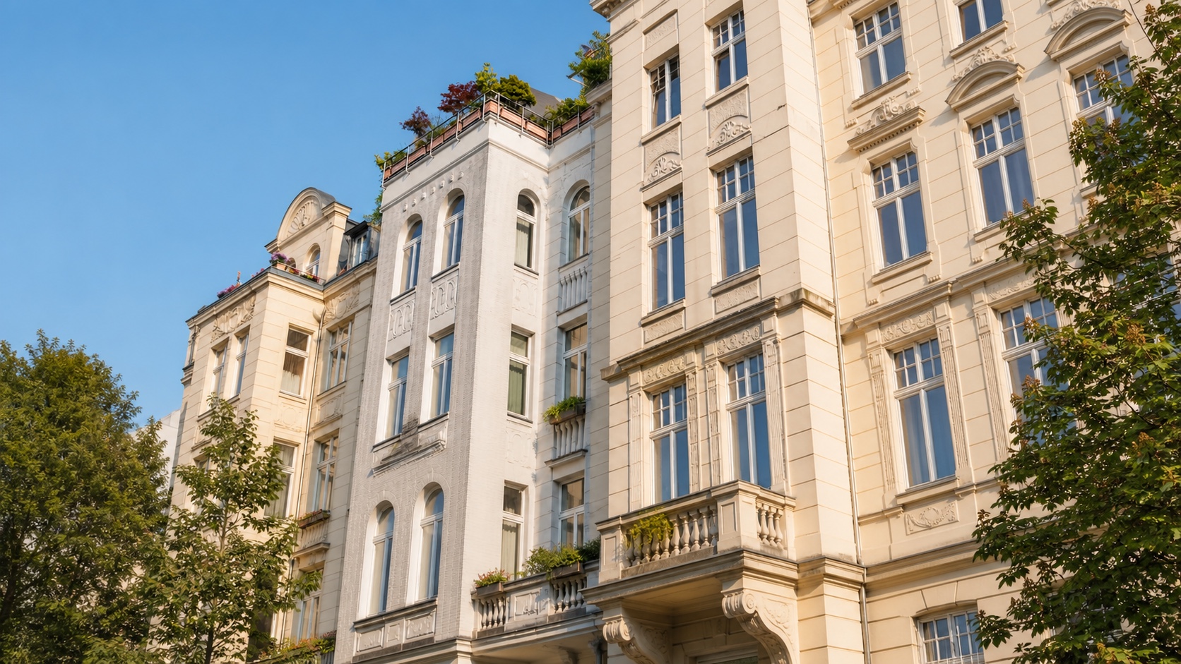 Helle, charaktervolle Altbaufassade in Dresden