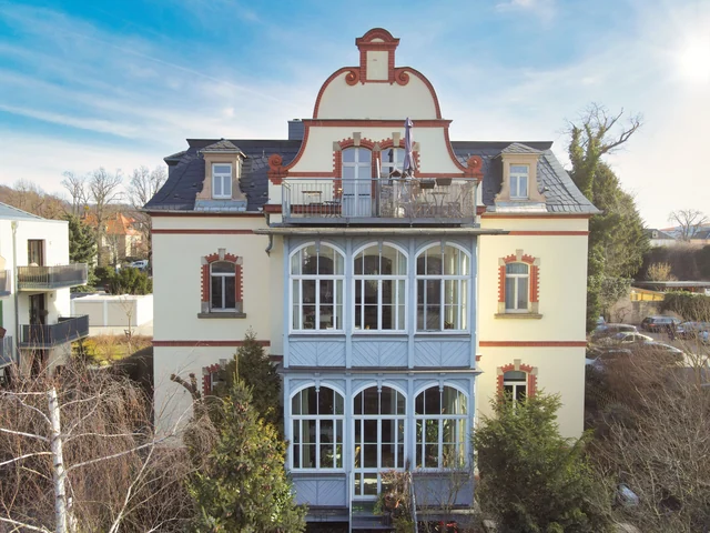 Haus mit Veranden und Ziergiebel