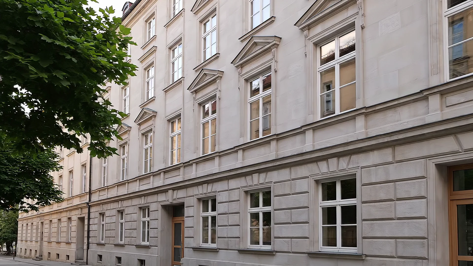 Helle, charaktervolle Altbaufassade in Dresden