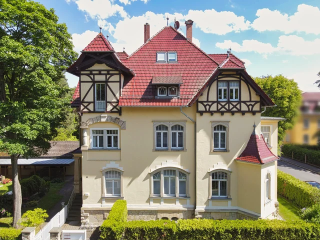 Villa mit Fachwerkdetails