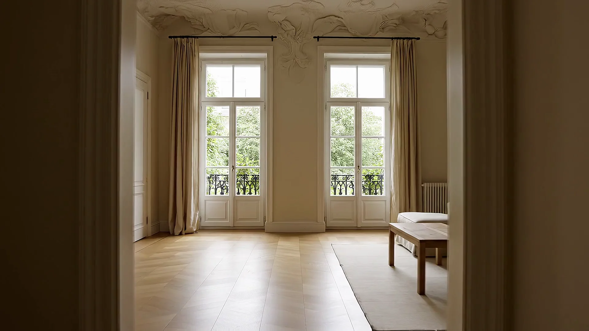 Illustrativer Dresdner Altbau-Wohnraum mit ruhiger Kamerafahrt