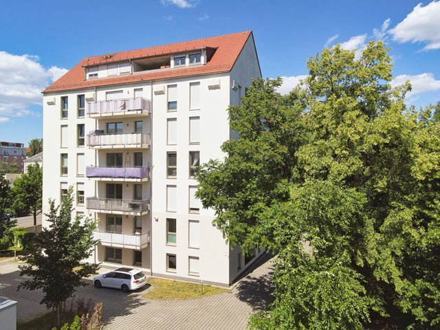 Helle Fassaden und sonnige Balkone